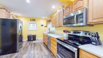 Coffee/tea maker, fridge, microwave, oven