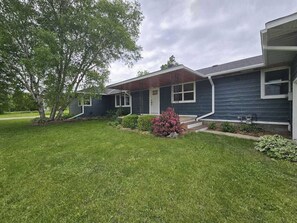Exterior - Fully updated home with beautiful kitchen, games, large yard & deck, smart TVs (Petoskey)