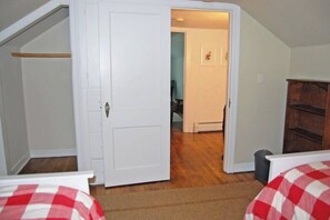 3 bedrooms, WiFi, bed sheets - Charming home near Glen Arbor with a porch, gas grill, lake views, & AC (Maple City)