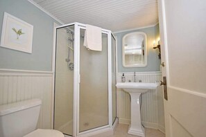 Shower, towels - Charming home near Glen Arbor with a porch, gas grill, lake views, & AC (Maple City)