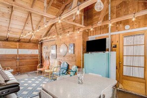 TV, fireplace - Riverfront cabin with furnished deck, beautiful backyard, firepit & kayaks (Honor)