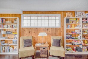 Games room - Riverfront cabin with furnished deck, beautiful backyard, firepit & kayaks (Honor)