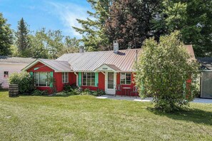 Exterior - Riverfront cabin with furnished deck, beautiful backyard, firepit & kayaks (Honor)