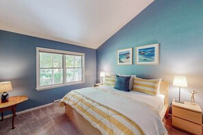 4 bedrooms, desk, iron/ironing board, WiFi - Riverfront home with deck & fireplace - near Crystal Mountain & golf courses (Thompsonville)