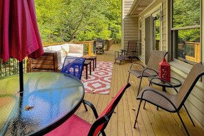 Outdoor dining - Riverfront home with deck & fireplace - near Crystal Mountain & golf courses (Thompsonville)