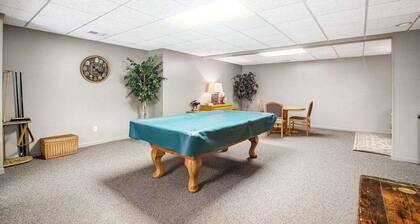 Lovely home near the slopes w/ private deck, spacious design, and hot tub nearby