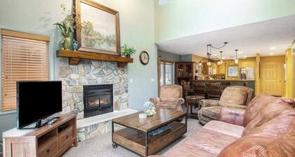 Lovely home near the slopes w/ private deck, spacious design, and hot tub nearby