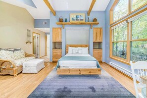 3 bedrooms, WiFi, bed sheets - Peaceful dog-friendly home with gas grill & nearby resort amenities (Thompsonville)