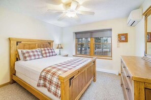 4 bedrooms, WiFi, bed sheets - Stunning home w/ golf course views plus private deck near resort amenities (Thompsonville)