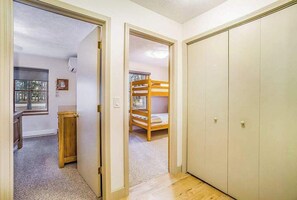 4 bedrooms, WiFi, bed sheets - Stunning home w/ golf course views plus private deck near resort amenities (Thompsonville)