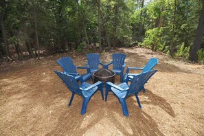 Property grounds - Downtown home with a firepit, deck, washer/dryer, fireplace - near the beach (Glen Arbor)
