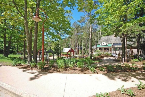 Property grounds - Upper-level condo with forest views, fireplace, soaking tub & high-speed WiFi (Glen Arbor)