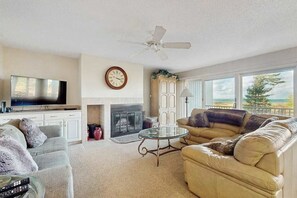 TV, fireplace, DVD player, offices - Beachfront condo on Lake Michigan with fireplace, deck, washer/dryer, great view (Glen Arbor)