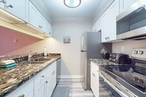 Fridge, microwave, oven, stovetop - River-view townhouse with Lake Michigan access, deck, fireplace, and cable (Glen Arbor)