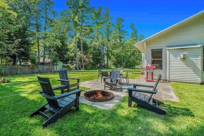 Terrace/patio - Comfortable cottage near Lake Michigan with gas fireplace, washer/dryer, patio (Glen Arbor)