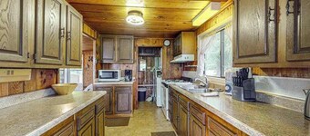 Rustic Cottage w/ dock access, kayaks, and year-round adventures in East Jordan