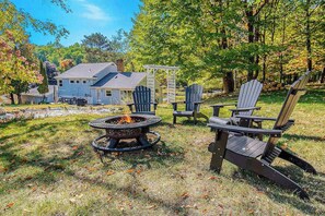 Property grounds - Comfortable home in a great location with enclosed yard, family room, & kayaks (Frankfort)
