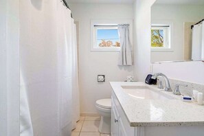 Shower, hair dryer, towels - Comfortable home in a great location with enclosed yard, family room, & kayaks (Frankfort)