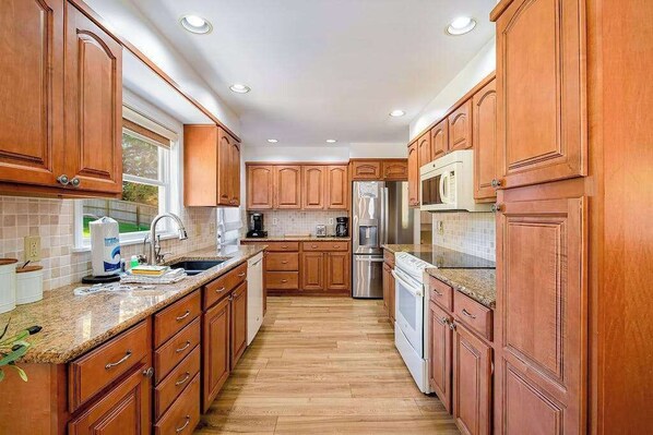 Fridge, microwave, oven, stovetop - Comfortable home in a great location with enclosed yard, family room, & kayaks (Frankfort)