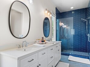 Shower, towels - Dock & Awe - stunning 4-bedroom, 4-bath lakefront retreat (Bremen)