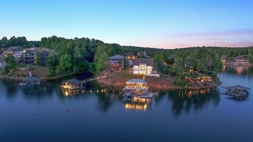 Dock & Awe - stunning 4-bedroom, 4-bath lakefront retreat