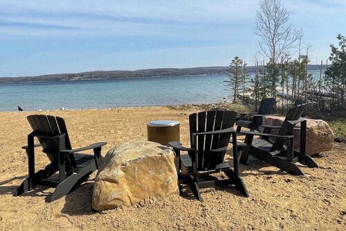 Lakeside luxury Home‚ dock, firepit, and easy access to Michigan's best towns!