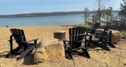 Lakeside luxury Home‚ dock, firepit, and easy access to Michigan's best towns!