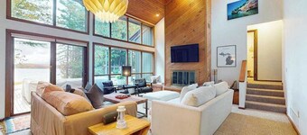 Lakeside luxury Home‚ dock, firepit, and easy access to Michigan's best towns!