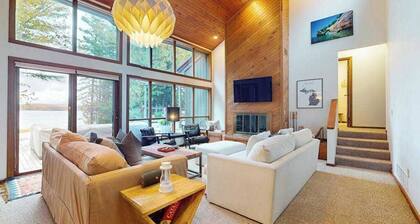 Lakeside luxury Home‚ dock, firepit, and easy access to Michigan's best towns!