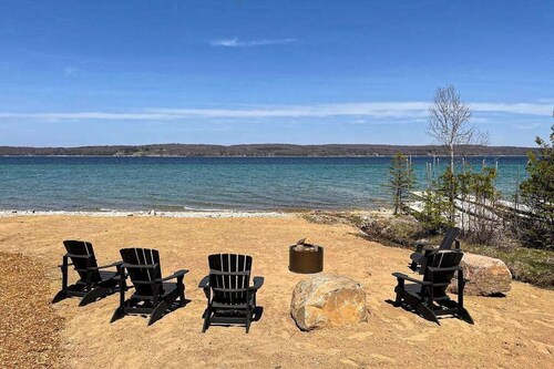 Lakeside luxury Home‚ dock, firepit, and easy access to Michigan's best towns!