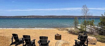 Lakeside luxury Home‚ dock, firepit, and easy access to Michigan's best towns!