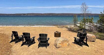 Lakeside luxury Home‚ dock, firepit, and easy access to Michigan's best towns!