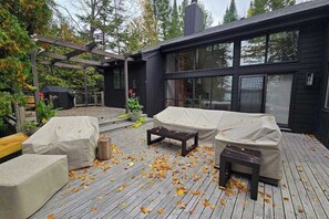 Terrace/patio - Lakeside luxury Home‚ dock, firepit, and easy access to Michigan's best towns! (East Jordan)