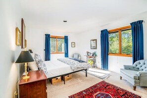 3 bedrooms, desk, WiFi, bed sheets - Dog-friendly, lake view home with three season room, fireplace, video projector (Arcadia)