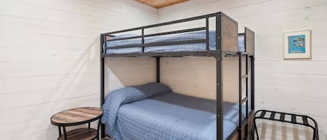 Travel cot, free WiFi, bed sheets