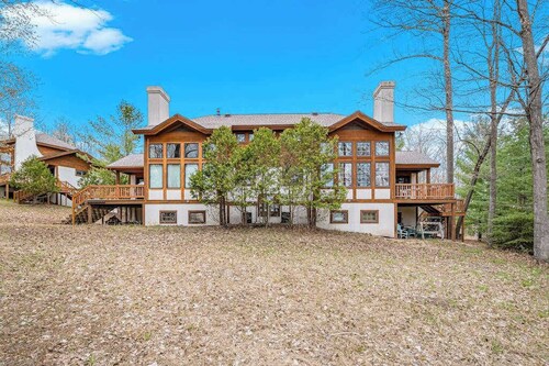 Exquisite dog-friendly condo with pool, tennis, hot tub, skiing, & central AC