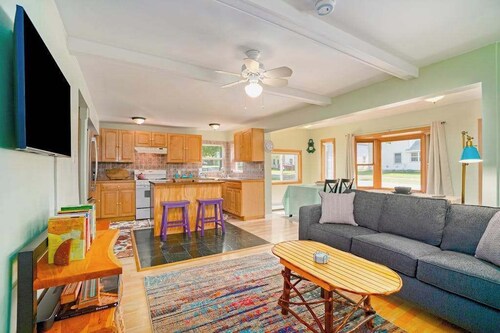 Dog-friendly cottage with fenced yard, firepit, W/D, & WiFi - walkable location