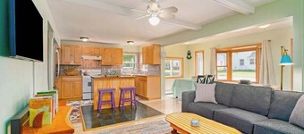 Dog-friendly cottage with fenced yard, firepit, W/D, & WiFi - walkable location