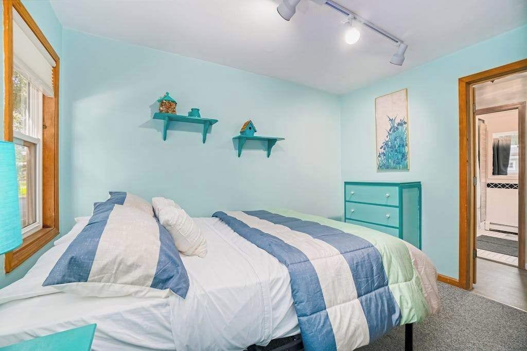 Desk, WiFi, bed sheets
