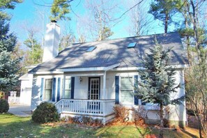 Exterior - Lovely home in downtown Glen Arbor with deck, gas grill, washer/dryer, and AC (Glen Arbor)