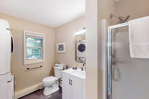 Shower, towels - Lovely home in downtown Glen Arbor with deck, gas grill, washer/dryer, and AC (Glen Arbor)