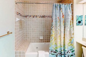 Shower, towels - Lovely Lake Michigan beachfront condo with deck, washer/dryer, fireplace, views (Glen Arbor)