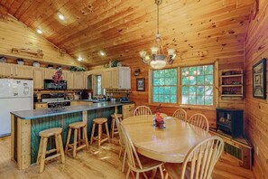 Dining - Perfect 'up north' home near Sleeping Bear Dunes & Lake Michigan, deck, W/D (Empire)