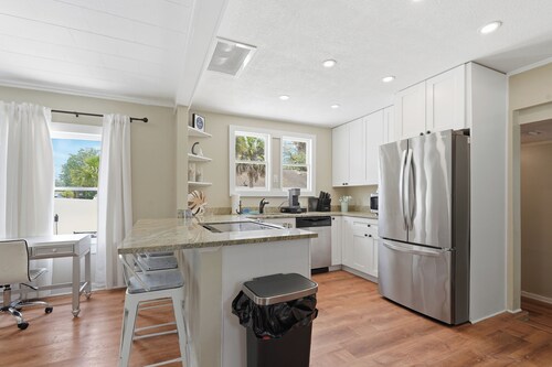 Gulf coast bungalow near beaches and the Sponge Docks with water front dining 