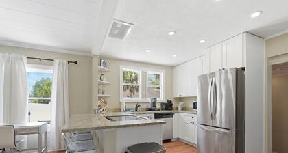 Gulf coast bungalow near beaches and the Sponge Docks with water front dining