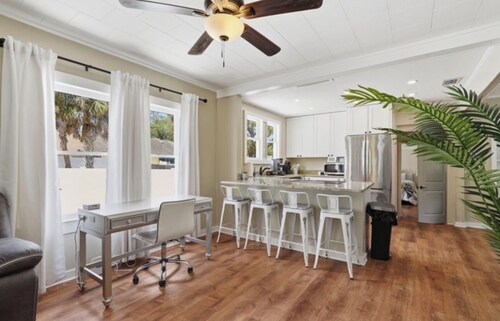 Gulf coast bungalow near beaches and the Sponge Docks with water front dining