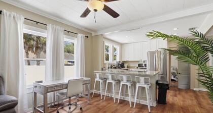 Gulf coast bungalow near beaches and the Sponge Docks with water front dining