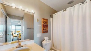Ein Badezimmer mit Waschbecken, Toilette und Duschvorhang.