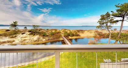 Riverfront condo near the lake with beach access, fireplace, balcony & cable