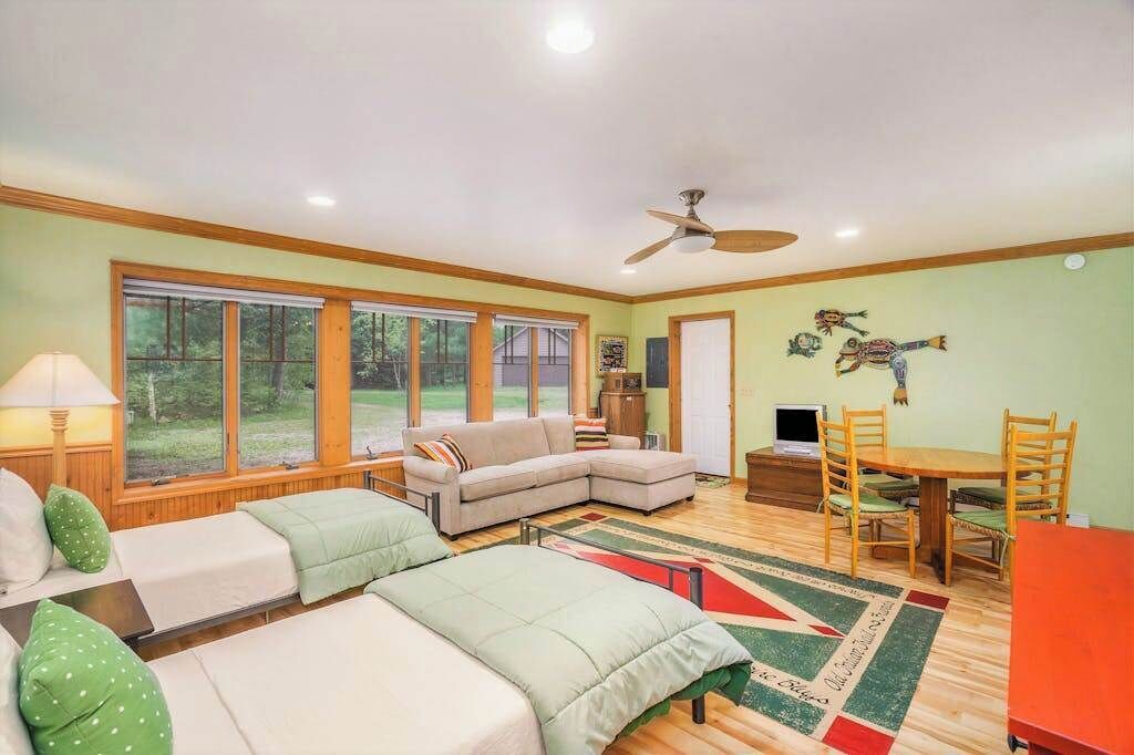 TV, DVD player, offices